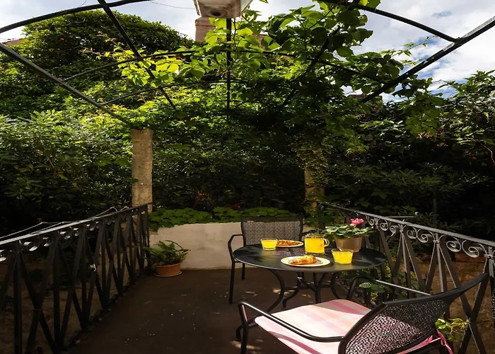 Taura - With Balcony And Old View *
