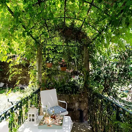 Taura - With Balcony And Old View Apartment