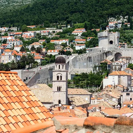 Taura - With Balcony And Old View *