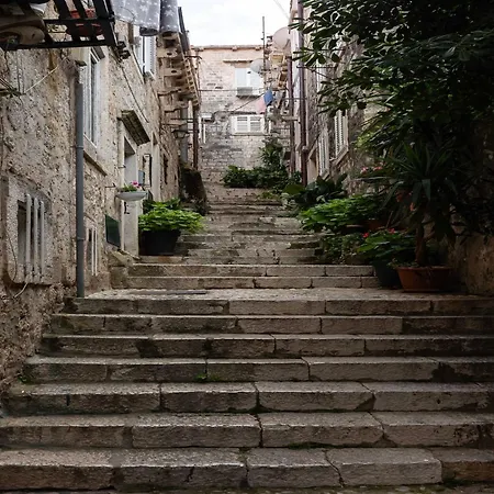 Apartman Taura - With Balcony And Old View *