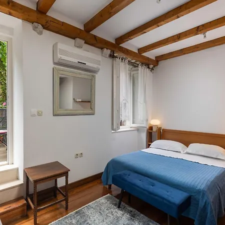 Taura - With Balcony And Old View *