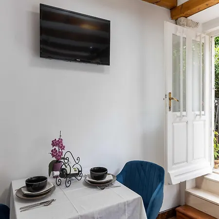 Apartman Taura - With Balcony And Old View