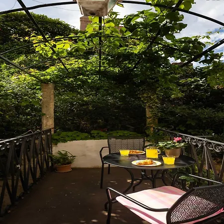 Taura - With Balcony And Old View *