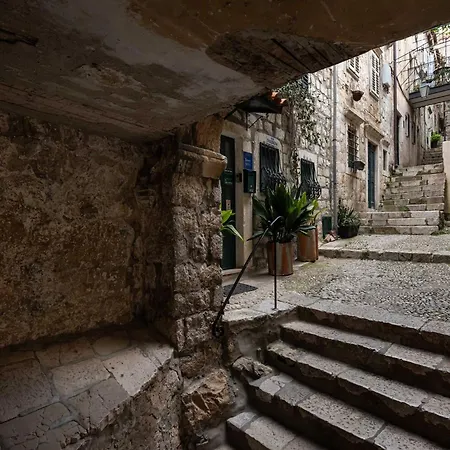 Taura - With Balcony And Old View