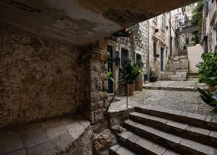 Taura - With Balcony And Old View